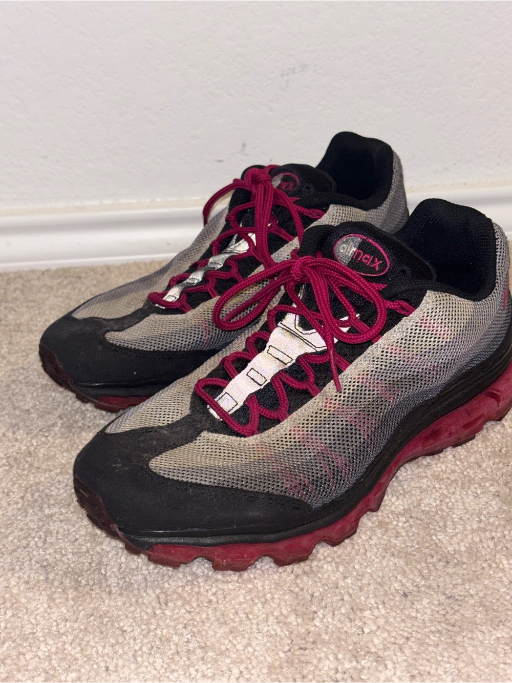 Nike air max 95 Women’s Gray and Red Sneakers